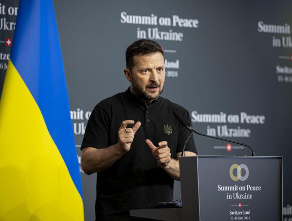 El presidente Volodymyr Zelensky de Ucrania habla durante la conferencia de prensa de clausura de Ucrania en la Cumbre sobre la Paz en Ucrania en Stansstad.