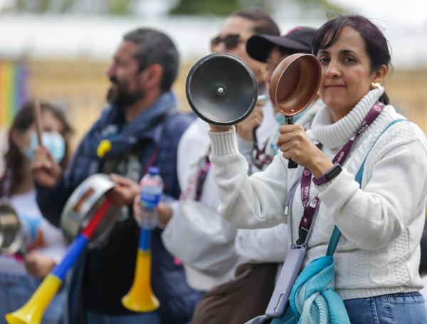 Con un Cacerolazo, los sindicatos de trabajadores del Ministerio de Trabajo, llegaron hasta la Plaza de Bolívar para manifestarse en contra de la ministra Gloria Inés Ramírez, y reclamar el cumplimiento de los diálogos sociales y de los acuerdos pactados en las mesas de negociación que brindan mejores condiciones laborales a los empleados del ministerio.