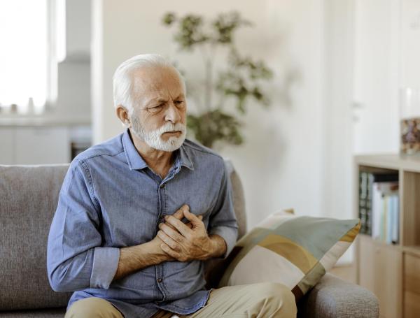 El Instituto Mayo Clinic señala que la salud del corazón puede enfrentar situaciones como enfermedad de los vasos sanguíneos, enfermedad de las arterias coronarias, latidos cardíacos irregulares (arritmia), problemas cardíacos de nacimiento (defectos cardíacos congénitos), enfermedad del músculo cardíaco y enfermedad de las válvulas cardíacas.