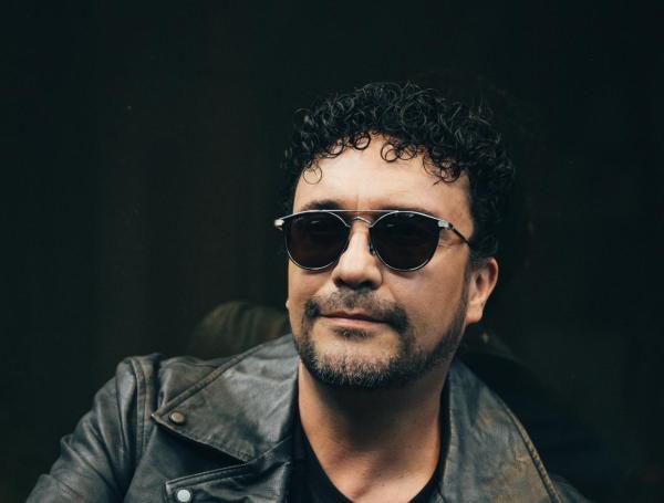 El cantante colombiano Andres Cepeda presenta su nuevo sencillo El café, de su próximo álbum, Bogotá