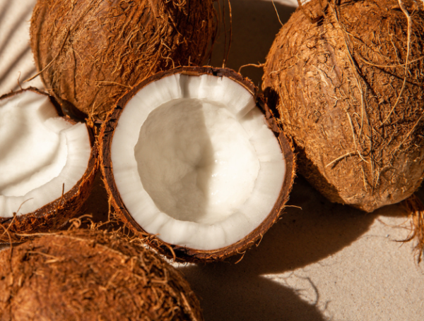 El coco tiene propiedades antibacterianas y antifúngicas naturales.
