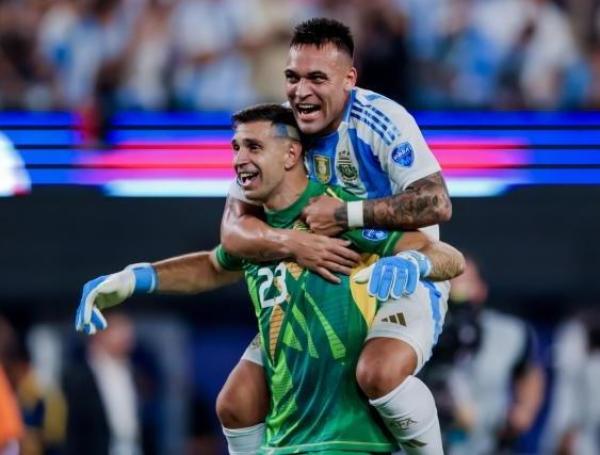 Lautaro y Dibu festejando tras ganar la Copa AMérica 2024.