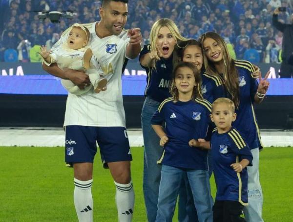 Falcao García, con su esposa, Lorelei Taron, y sus hijos, en la presentación oficial con Millonarios.