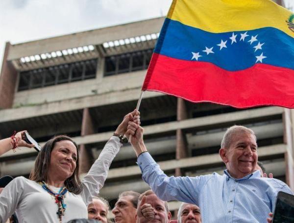 En un gesto inesperado, Machado dio un paso a un costado por su inhabilitación y puso a otro candidato para participar en las presidenciales.