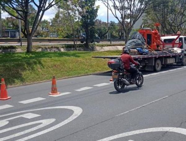 Camión varado en Autopista Norte.