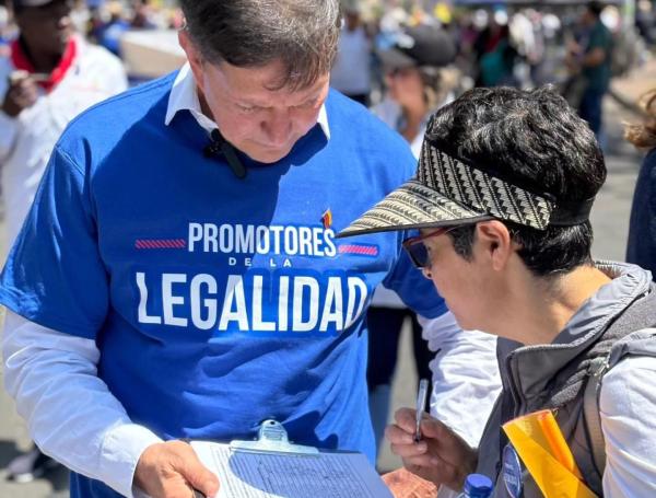 El exministro Wilson Ruiz en la recolección de firmas