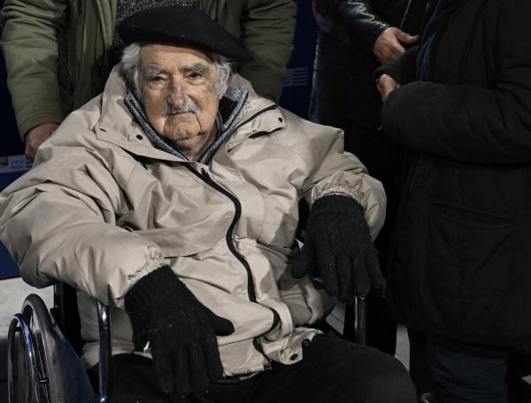El ex presidente uruguayo José Mujica llega a una conferencia de prensa.