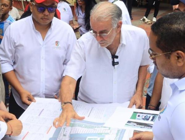 El gobernador Eduardo Verano y el viceministro de Educación, Ricardo Moreno, revisan los diseños del proyecto.