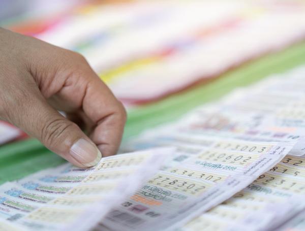 Los billetes repartidos ofrecen un premio que varía entre 5.000 a un millón de dólares.