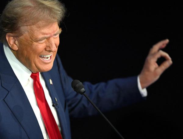 El expresidente de Estados Unidos Donald Trump en el debate presidencial en Filadelfia.