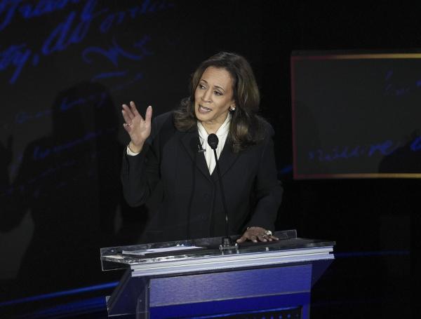 Kamala Harris, candidata presidencial demócrata, durante el debate en Filadelfia.
