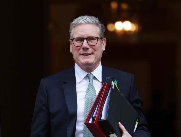 London (United Kingdom), 11/09/2024.- British Prime Minister Sir Keir Starmer departs his official residence, 10 Downing Street, to attend the Prime Minister's Questions (PMQs) at Parliament in London, Britain, 11 September 2024. (Reino Unido, Londres) EFE/EPA/ANDY RAIN