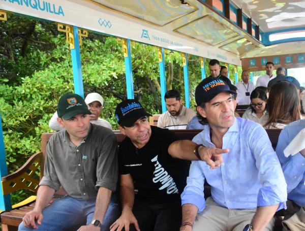 Eel alcalde Alejandro Char en un recorrido por el ecoparque de Mallorquín con los mandatarios Federico Gutiérrez, de Medellín, y Alejandro Éder, de Cali.