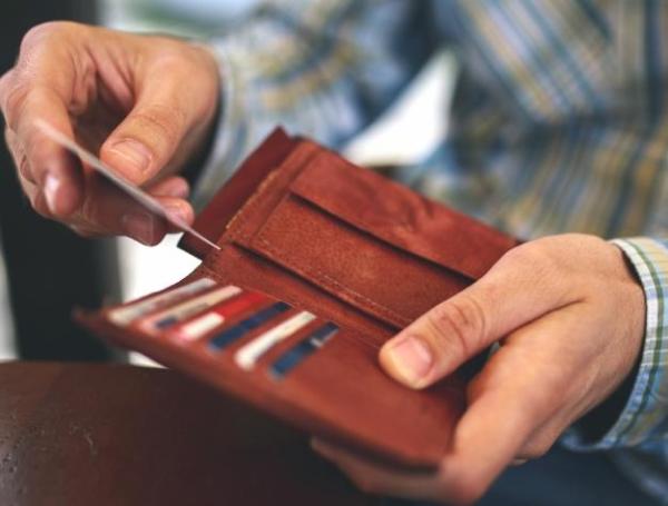 Su cartera debe estar limpia y en buen estado.