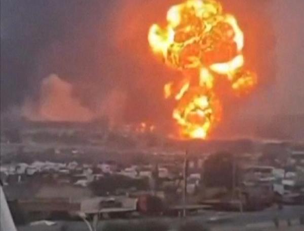 Explosión tras ataques sobre la ciudad portuaria yemení de Hodeida.