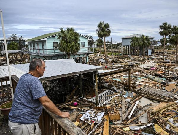 Daños tras el paso del huracán Helene por Horseshoe Beach, Florida.