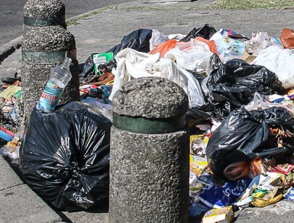 En muchas zonas de la ciudad es frecuente ver la acumulación de basura, una fenómeno que se presenta incluso después de que ha pasado el camión compactador.