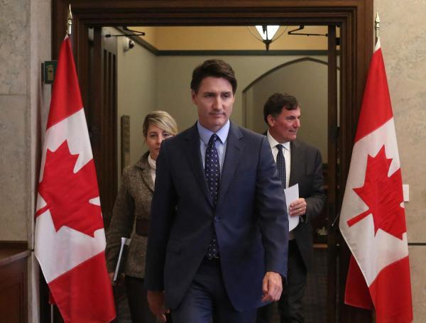 El primer ministro canadiense Justin Trudeau (centro), junto con la ministra de Asuntos Exteriores Mélanie Joly (izq.) y el ministro de Seguridad Pública, Dominic LeBlanc, llegan a una conferencia de prensa el 14 de octubre de 2024.