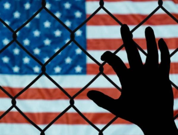 Una deportación puede prohibirle el ingreso definitivo a Estados Unidos.