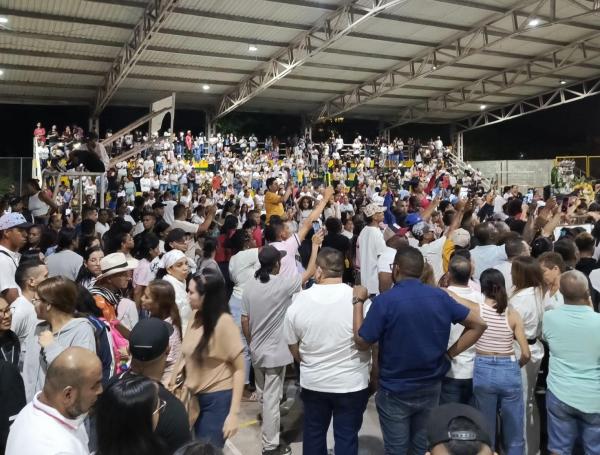 Unas 3.000 personas recibieron en el coliseo de Villagorgona, los restos de Sofía Delgado.