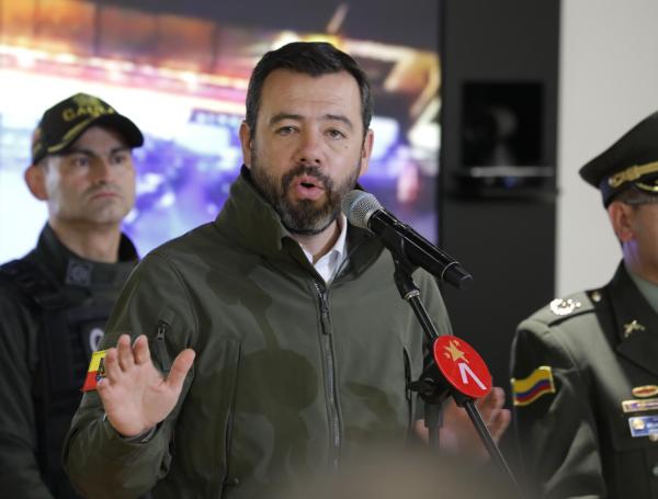 la Administración Distrital y la Policía Metropolitana de Bogotá, entregarán importantes resultados operativos contra la extorsión, relacionados con el “Tren de Aragua” Alcalde Mayor de Bogotá , Carlos Fernando Galán , el Secretario de Seguridad César Andrés Restrepo el Coronel, William Lara y el Comandante Policía Metropolitana de Bogotá (E) Coronel, Elver Vicente Alfonso Sanabria 
Director de Antisecuestro y Antiextorsión en rueda de prensa  anuncian la  captura de  Eryck mano derecha de alias Geovanny del tren de Aragua BOGOTÁ 24 de octubre del 2024 . FOTO MAURICIO MORENO CEET EL TIEMPO @mauriciomorenofoto