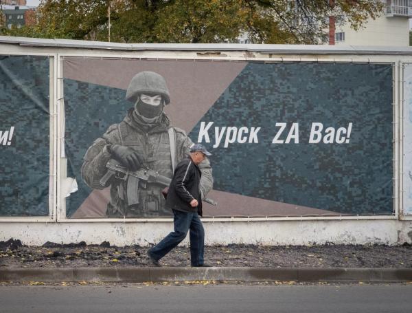 Pancartas en honor a los militares rusos que participaron en la acción militar de Rusia en Ucrania, en Kursk.