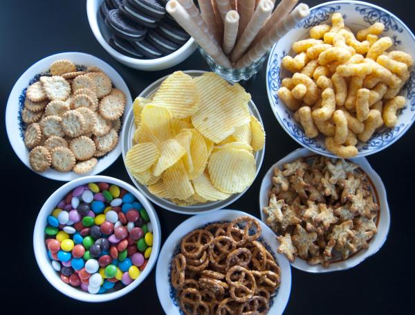 Debe consumir con moderación los alimentos procesados