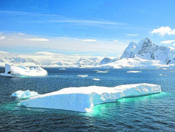 Menos del 1% del continente está libre de hielo, presenta las condiciones climáticas más frías, secas y ventosas del planeta