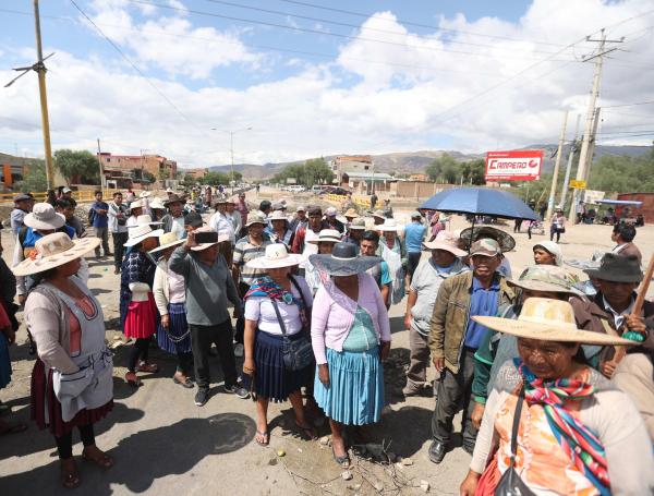 Seguidores del expresidente de Bolivia Evo Morales bloquean una vía durante este lunes, en Sipe (Bolivia). EFE/ Luis Gandarillas
