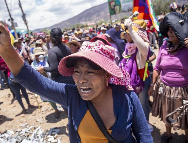 Simpatizantes del expresidente de Bolivia Evo Morales marchando en contra del gobierno de Luis Arce, en Parotani, Cochabamba (Bolivia).