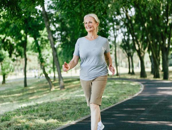 Caminar es de gran beneficio para la salud.