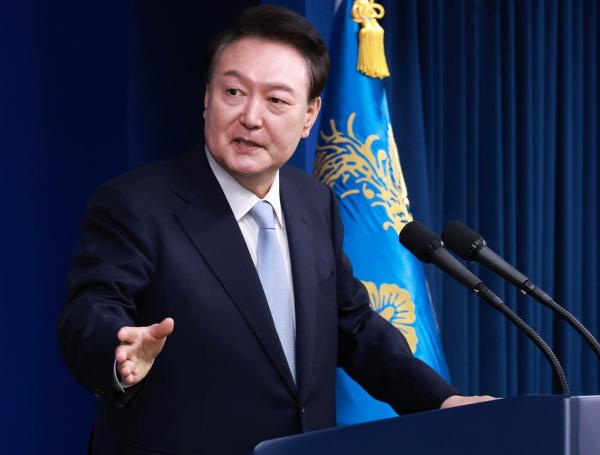 Fotografía de archivo del 29 de agosto de 2024 del presidente surcoreano Yoon Suk Yeol, hablando durante una rueda de prensa en la oficina presidencial en Seúl (Corea del Sur). El presidente surcoreano, Yoon Suk-yeol, afirmó en una entrevista con EFE que tras el envío de unos 10.000 soldados norcoreanos a Kursk su Gobierno contempla medidas específicas que responderán al "progreso de la cooperación militar" entre Moscú y Pionyang, "incluyendo el fortalecimiento del apoyo a Ucrania". EFE/ Yonhap ARCHIVO