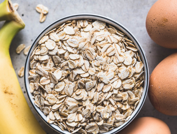 Ambos alimentos, avena y huevo, son saludables, pero impactan de forma distinta en el colesterol y los niveles de saciedad.