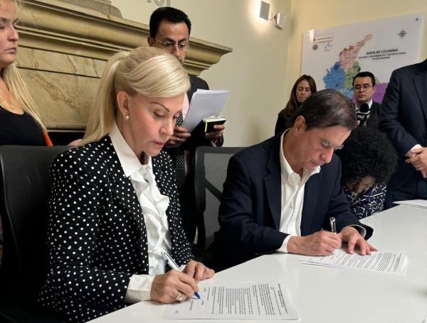 La gobernadora Dilian Francisca Toro con el ministro del Interior, Juan Fernando Cristo.