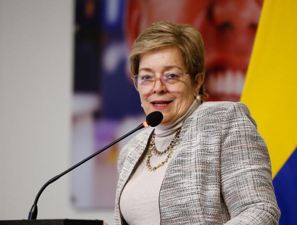 Gloria Inés Ramírez, ministra del Trabajo, hablando sobre el aumento del salario mínimo del 2025.