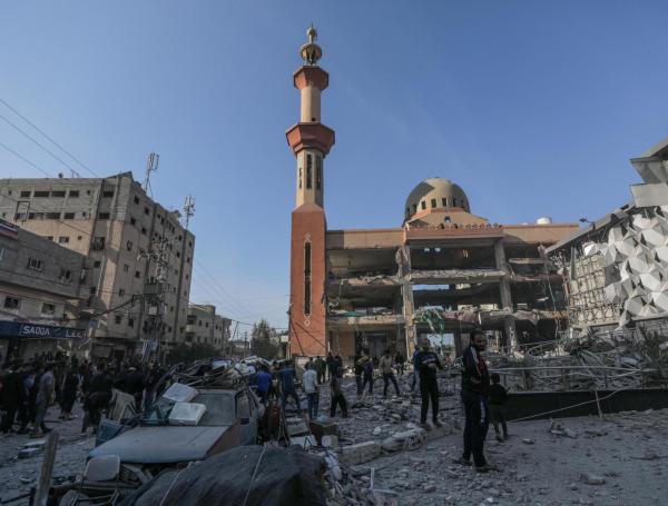 Palestinos inspeccionan la mezquita Al Farouq destruida tras un ataque aéreo israelí en el campo de refugiados de Al Nuseirat, en el centro de la Franja de Gaza, el 23 de noviembre de 2024.