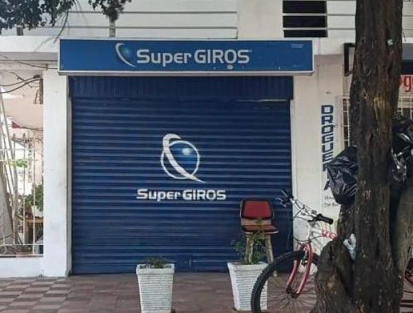 Entre los ataques, se reportó que en el Carmen de Bolívar, hombres armados dispararon contra establecimientos para forzar su cierre.