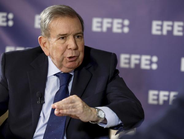 El candidato opositor venezolano, Edmundo González Urrutia, durante una entrevista con Efe, la primera que da a un medio español, en la que sostiene que está "moralmente preparado" para su eventual detención si regresa el 10 de enero a Caracas para asumir la Presidencia y apuesta por una transición pacífica para Venezuela en la que el chavismo pueda encontrar un espacio y el propio Nicolás Maduro pueda seguir en el país. EFE/Chema Moya