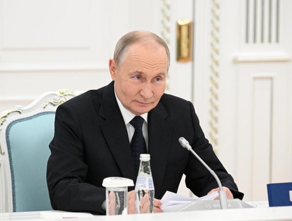 El presidente ruso Vladimir Putin habla durante su reunión con el presidente kazajo en Astana, Kazajstán, el 27 de noviembre de 2024.
