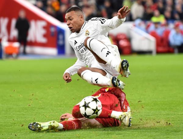 Mbappé es derribado.