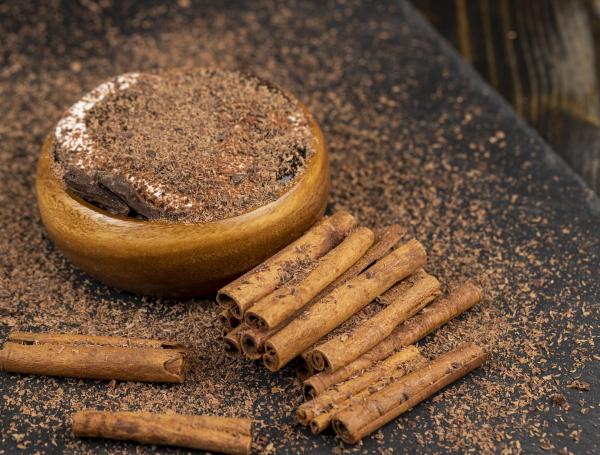 La canela tiene propiedades antiinflamatorias.