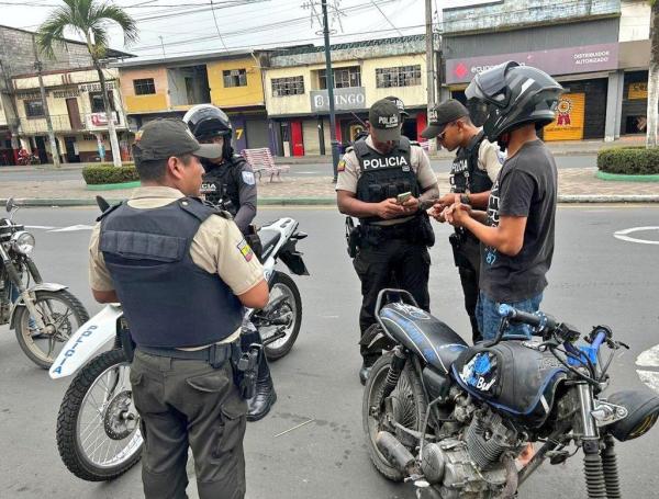 Policías de Ecuador en labores de vigilancia.