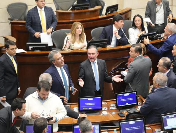 Efraín Cepeda, presidente del Senado, en la elección del secretario del Senado