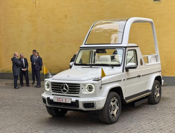El Papa Francisco recibió el primer 'papamóvil' eléctrico del mundo, un Mercedes-Benz Clase G: fotos