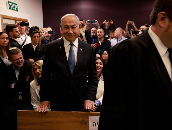 Benjamín Netanyahu llegó al tribunal de Tel Aviv para testificar por un caso por corrupción