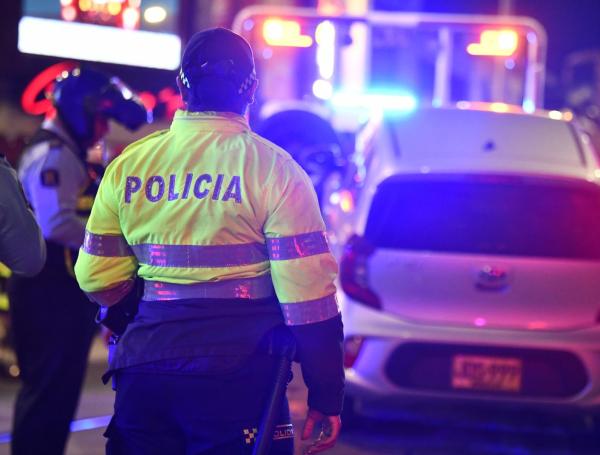 Policía en patrullaje de seguridad.