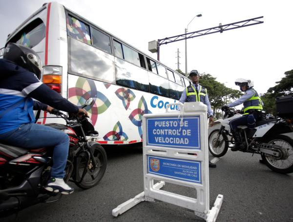 Revisan documentación y demás papeles al día.