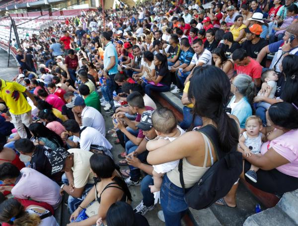 Desplazados del Catatumbo en el estadio General Santander de Cúcuta