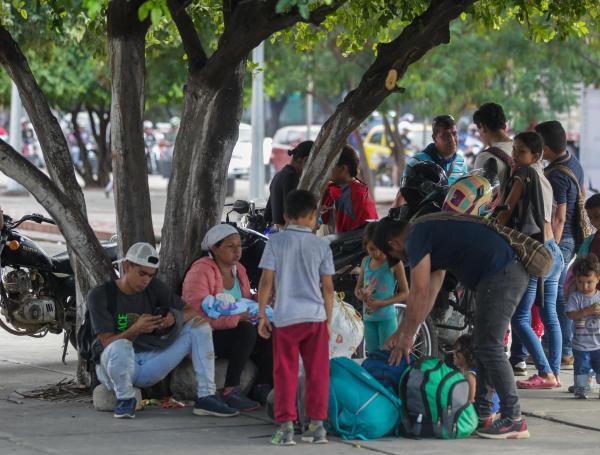 Decenas de desplazados de la región del Catatumbo son atendidas en el estadio General Santander, en Cúcuta.
