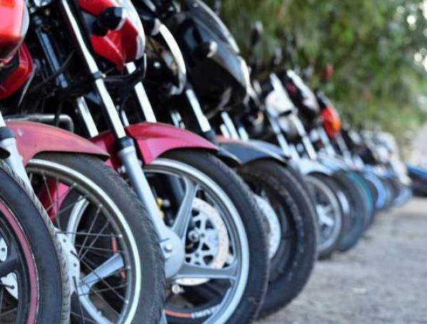motocicletas mal parqueadas